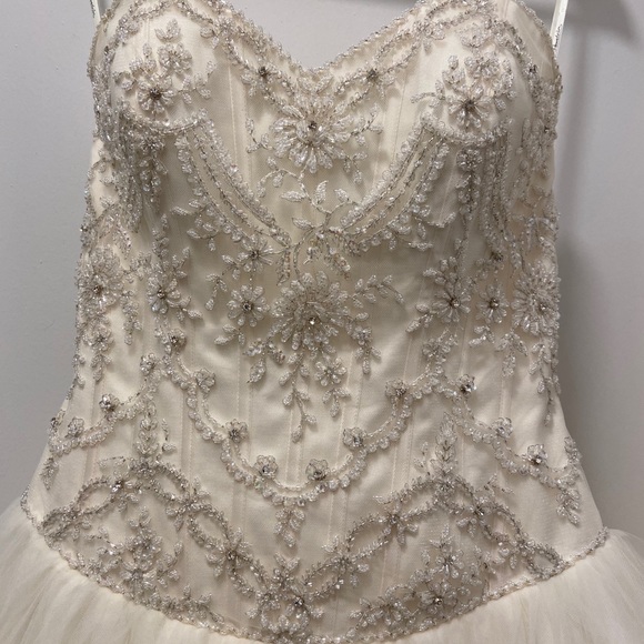 Wedding gown (pre-owned) - Picture 2 of 11